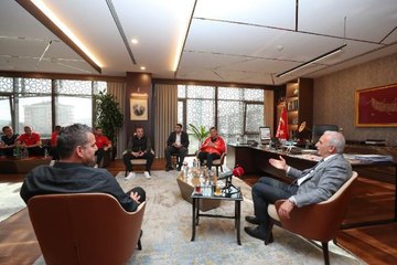 TARİHİNDE İLK KEZ SÜPER LİG'E ÇIKAN ÜMRANİYESPOR'U BAŞKAN İSMET YILDIRIM AĞIRLADI