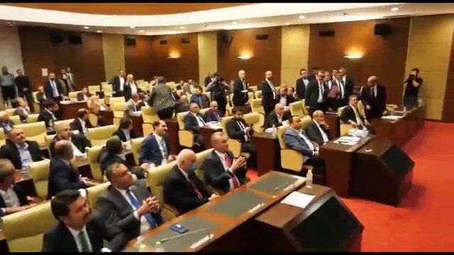 Mansur Yavaş yolsuzlukları açıkladı AKP'li üye masayı yumrukladı
