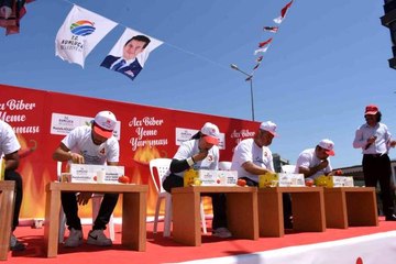 3 dakikada en çok acı biberi yiyebilmek için kıyasıya yarıştılar