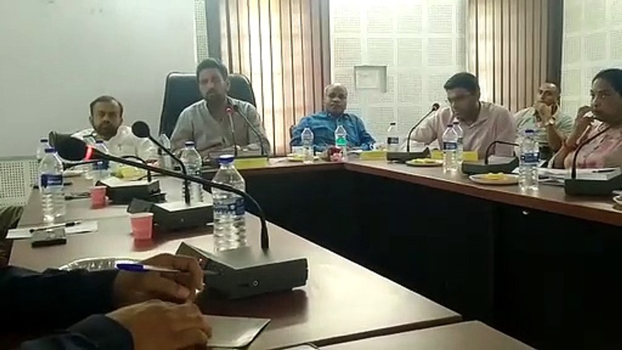बैठकर भाई-चारे और समानता का संदेश दिया, वहां ही दिखा भेदभाव