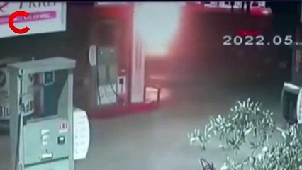 Otomobil, akaryakıt istasyonuna daldı: 3 yaralı