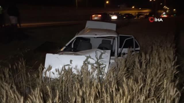 Son dakika haberleri! Alkollü sürücü plastik dubalara çarpıp tarlaya uçtu: 2 yaralı