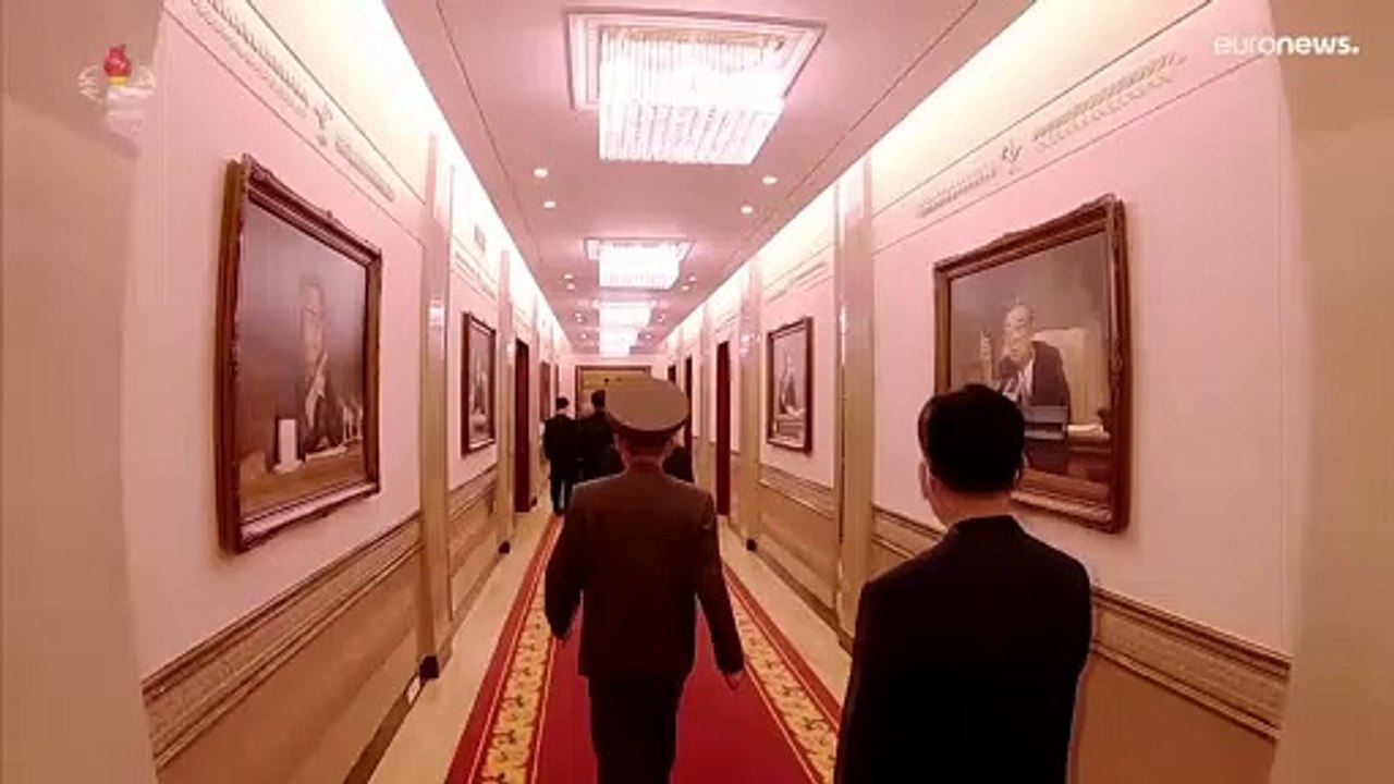 Corea del Nord travolta dal Covid. Kim Jong-un per la prima volta con la mascherina