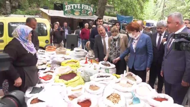 Tarihi Zeyve Pazarı'nda Esnafla Sohbet Eden Akşener: Sonuçta 1 Yıl Kaldı Seçime, Ondan Sonra Cümbür Cemaat Her Şeyi Değiştireceğiz