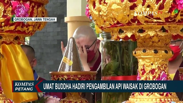Pengambilan Api Waisak Menandai Dimulainya Prosesi Perayaan Hari Waisak di Candi Borobudur