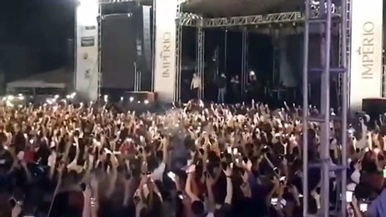 Cantor Zé Neto ataca Anitta em show e fãs reage...
