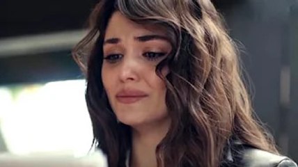 Hande Ercel ricorda la madre scomparsa: "Ti assomiglio sempre di più", il dolore dell'attrice di Lov