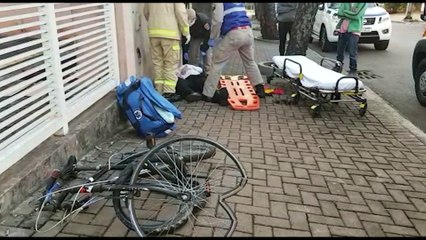 Veja o momento que ciclista atinge muro na Rua Manaus e fica desacordado