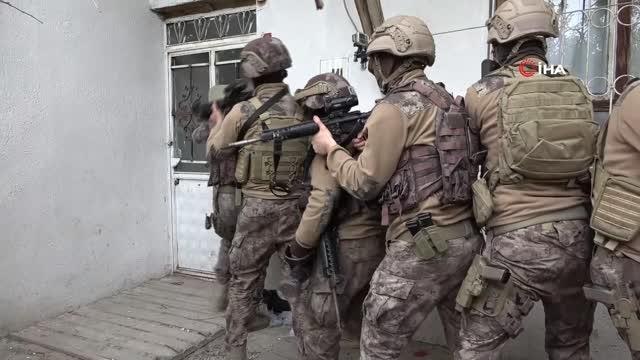 Van'da düzensiz göçmen operasyonu... Kimi tavan arasına, kimi dolaba saklandı