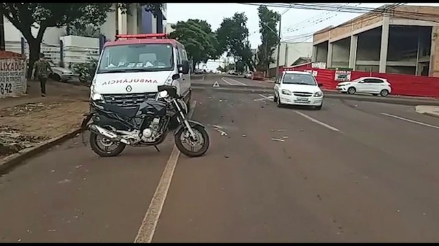 Forte colisão deixa motociclista ferido e C3 destruído ne Centro de Cascavel