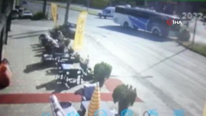 Son dakika! Yolcu otobüsüyle otomobilin çarpıştığı kaza kamerada