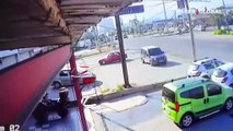 Manisa'nın Turgutlu ilçesinde kaza yapan otomobilin sürüklendiği anlar kamerada