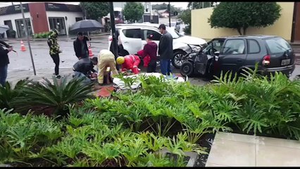 Corsa fica destruído em grave acidente no Bairro Neva