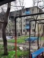 Carro armato russo schiaccia e distrugge le auto a Mariupol 