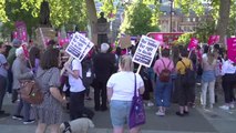 İngiltere'de kadınlar ABD'deki kürtaj yasasını protesto etti