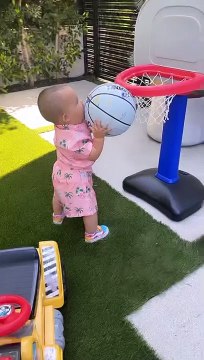 Christina Milian dévoile un peu plus le visage de son fils Kenna sur Instagram