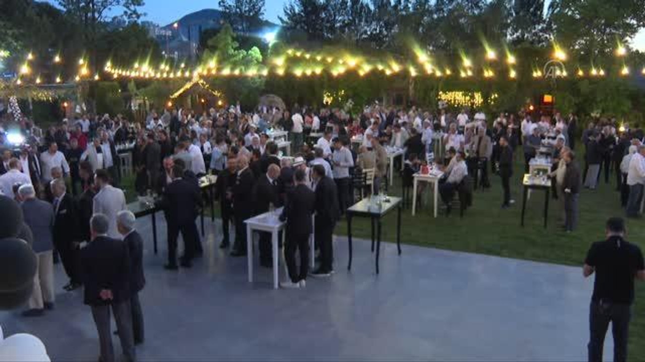 Beşiktaş Kulübü Başkanı Çebi, İzmir'de genel kurul üyeleriyle buluştu