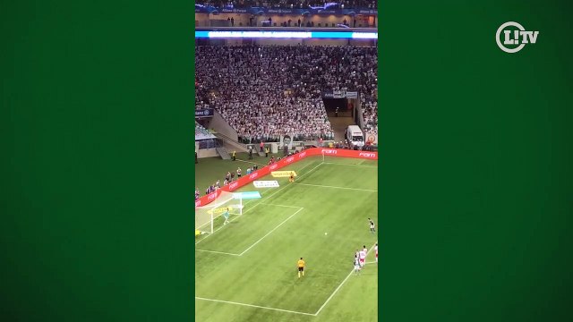 Raphael Veiga marca mais um gol de pênalti e mantém 100% de aproveitamento pelo Palmeiras