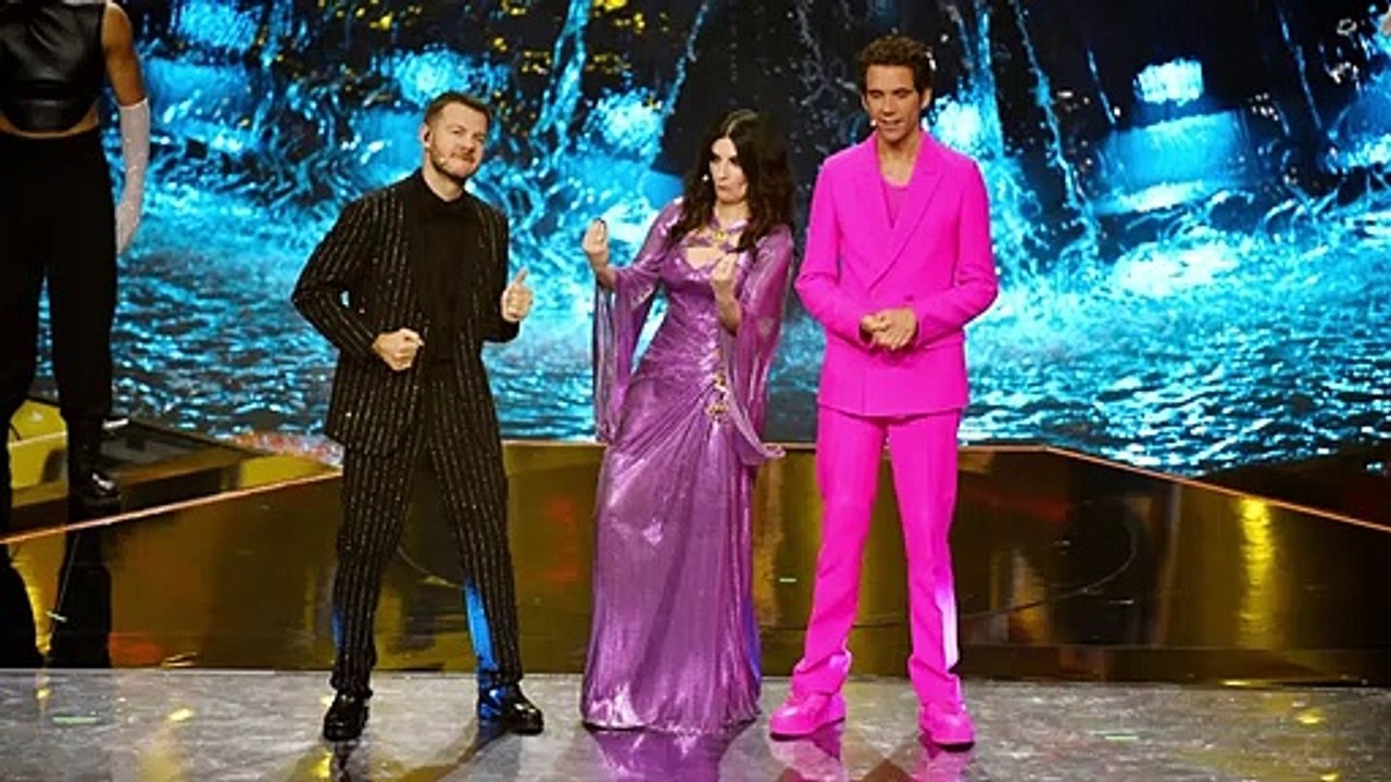 Laura Pausini canta in cinque lingue e colori diversi