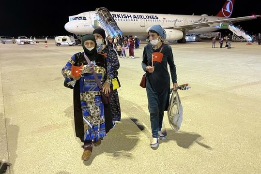 Ukrayna'dan tahliye edilen Ahıska Türklerinden oluşan beşinci kafile geldi