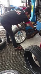 CARA MEMBUKA BAN MOBIL DENGAN ALAT TIRE CHANGER SE  ROAD BUCK  BY SURYA MOTOR