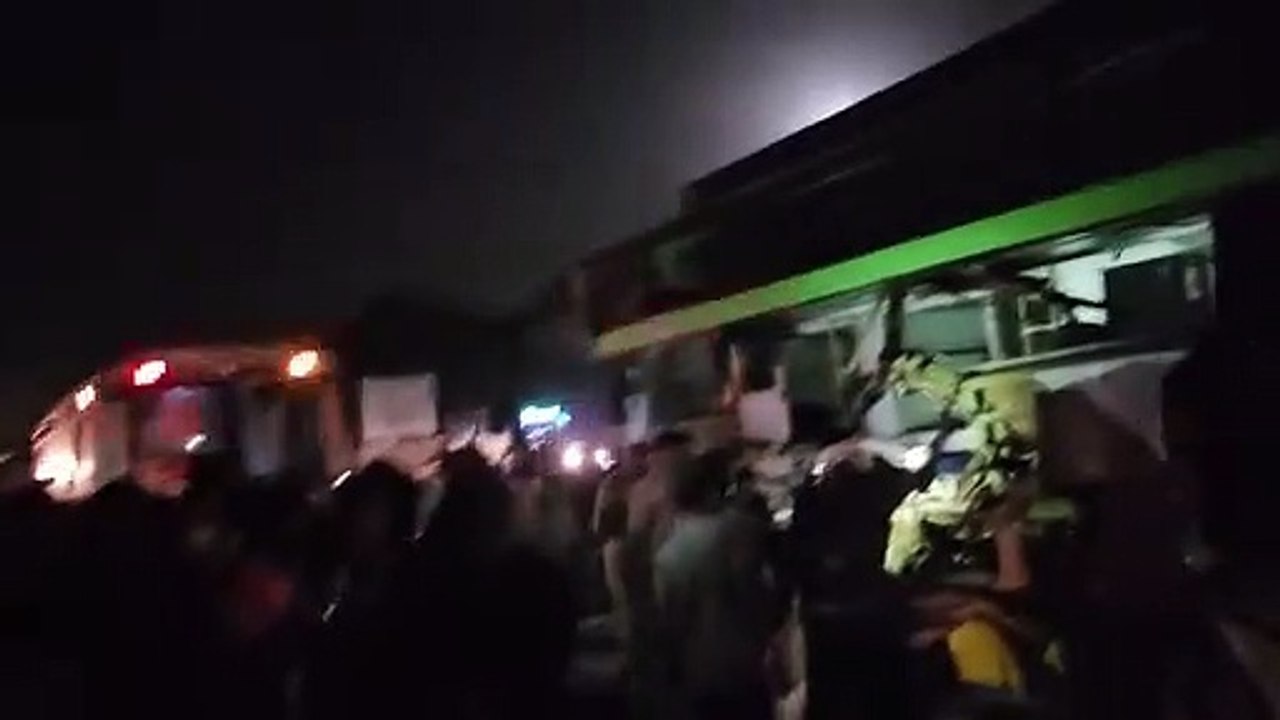BUS ACCIDENT: सड़क पर खड़े ट्रोले में जा घुसी ब...
