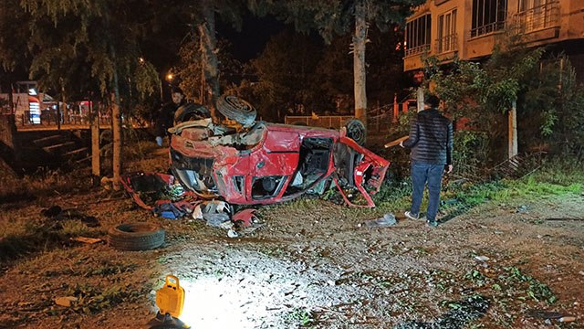 Kontrolden çıkan araç bahçe duvarına çarparak takla attı: 2 ölü