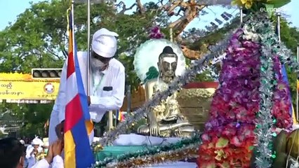 شاهد: آلاف الرهبان البورميين يحيون مولد بوذا في حفل نظمه الجيش