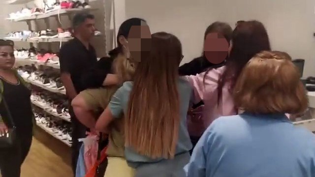 Son kalan bluz için saç saça baş başa kavga ettiler