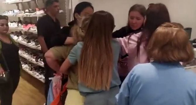 Son kalan bluz için saç saça baş başa kavga ettiler