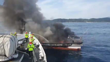 울진 앞바다 어선서 불...승선원 2명 구조 / YTN