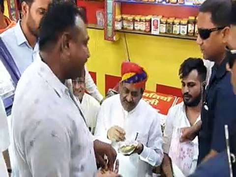 Lok Sabha speaker: अपनों के बीच सहज दिखे बिरला, कचौरी खाई, बच्चों से मिले-video