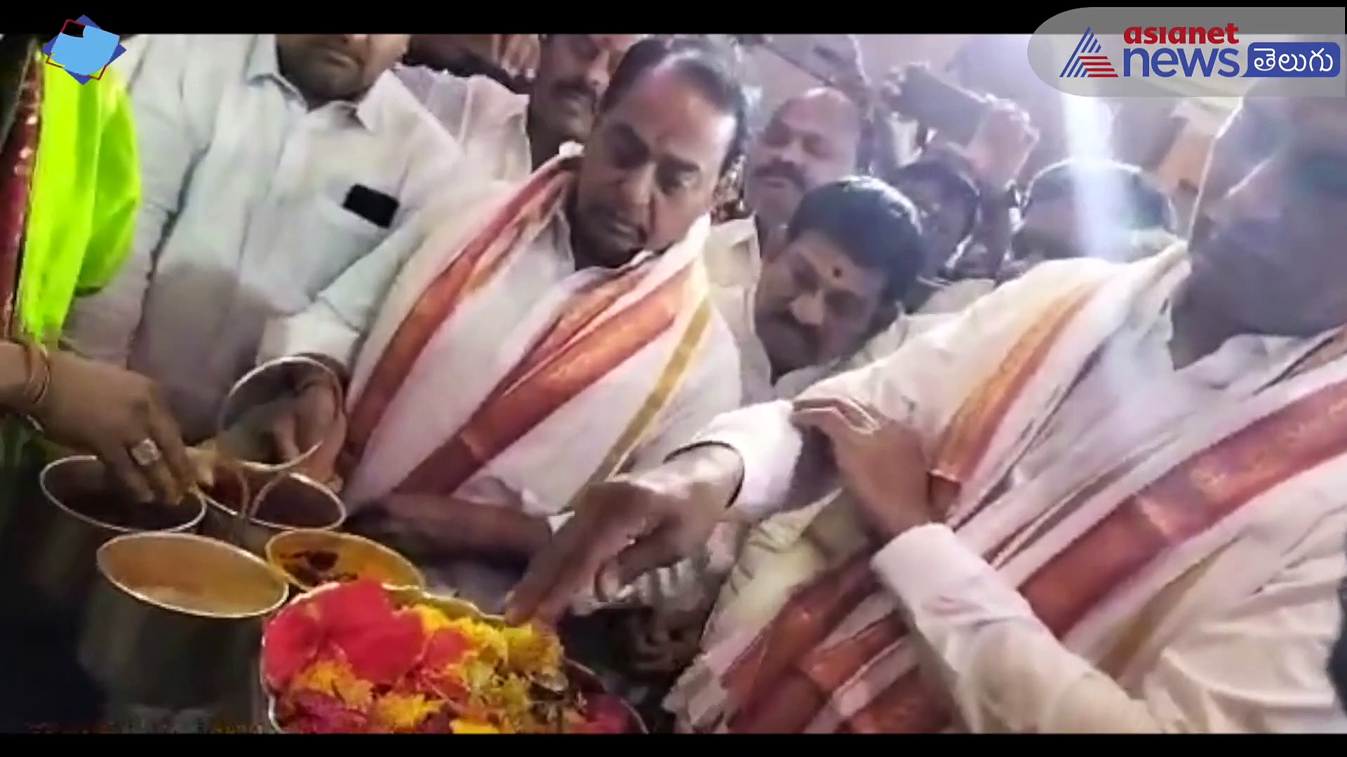 బాసర జ్ఞాన సరస్వతీ అమ్మవారి సన్నిధిలో ఆర్థిక మంత్రి హ‌రీష్... ప్రత్యేక పూజలు