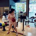 Ketika gadis cantik girang bermain bowling