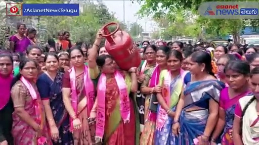 గ్యాస్ భారాన్ని భుజాన మోస్తూ...... సూర్యాపేటలో టీఆర్ఎస్ మహిళల భారీ ర్యాలీ