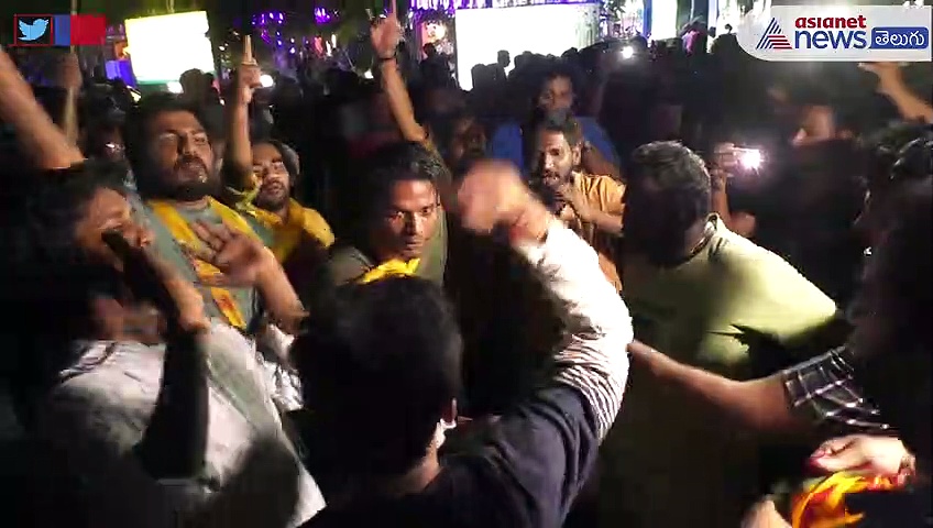 RRR థియేటర్స్ దగ్గర ఫ్యాన్స్ రచ్చ 