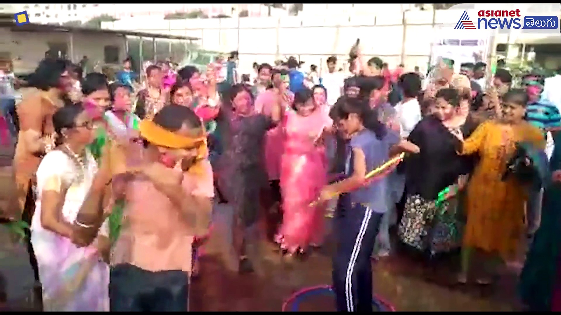 రంగులమయమైన విశాఖ... నగరమంతా అంబరాన్నంటిన హోళీ సంబరాలు 