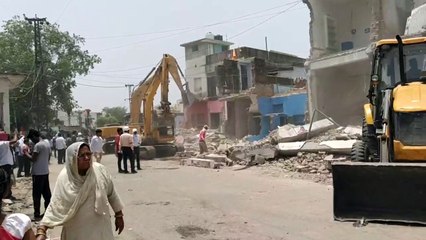 मार्ग को चौड़ा करने में आड़े आ रहे अतिक्रमण हटाए