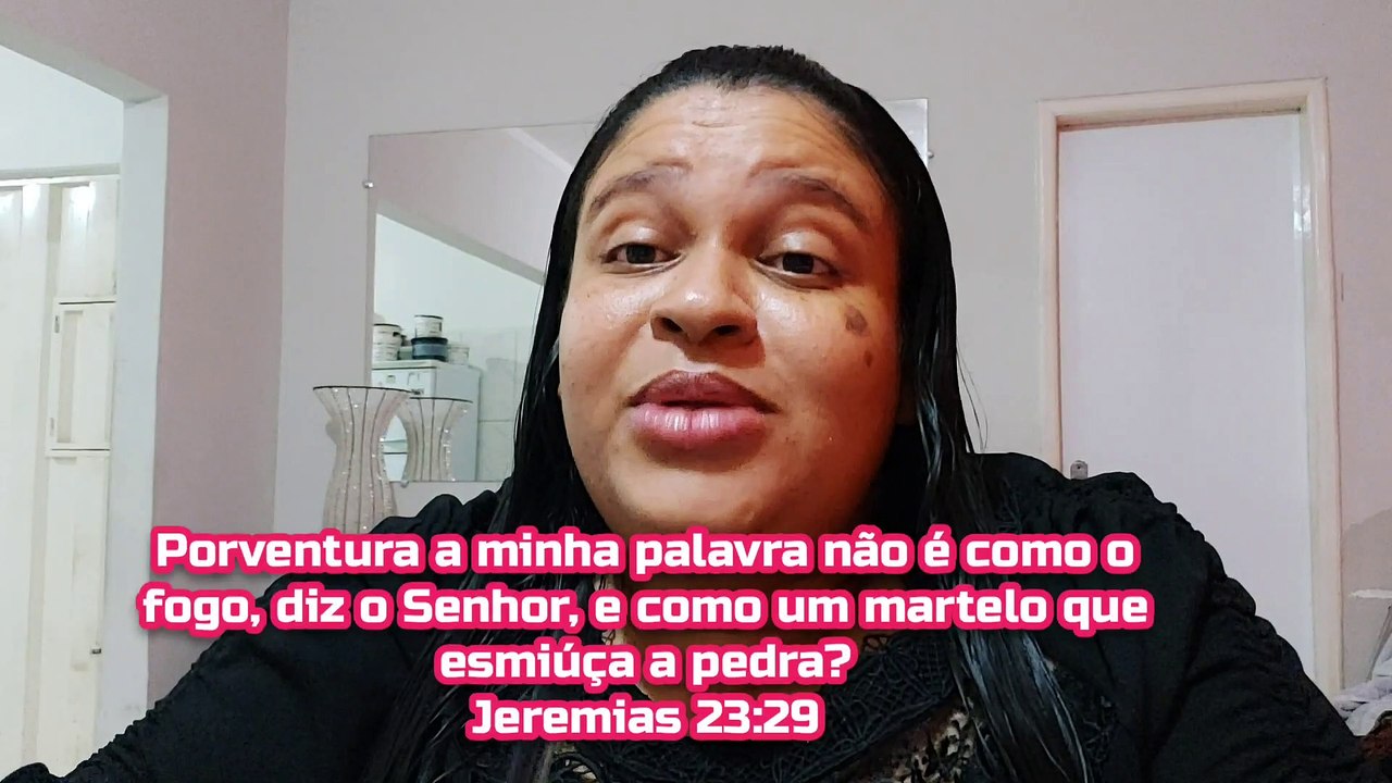 Porventura a minha palavra não é como o fogo, diz o Senhor, e como um martelo que esmiúça a pedra?