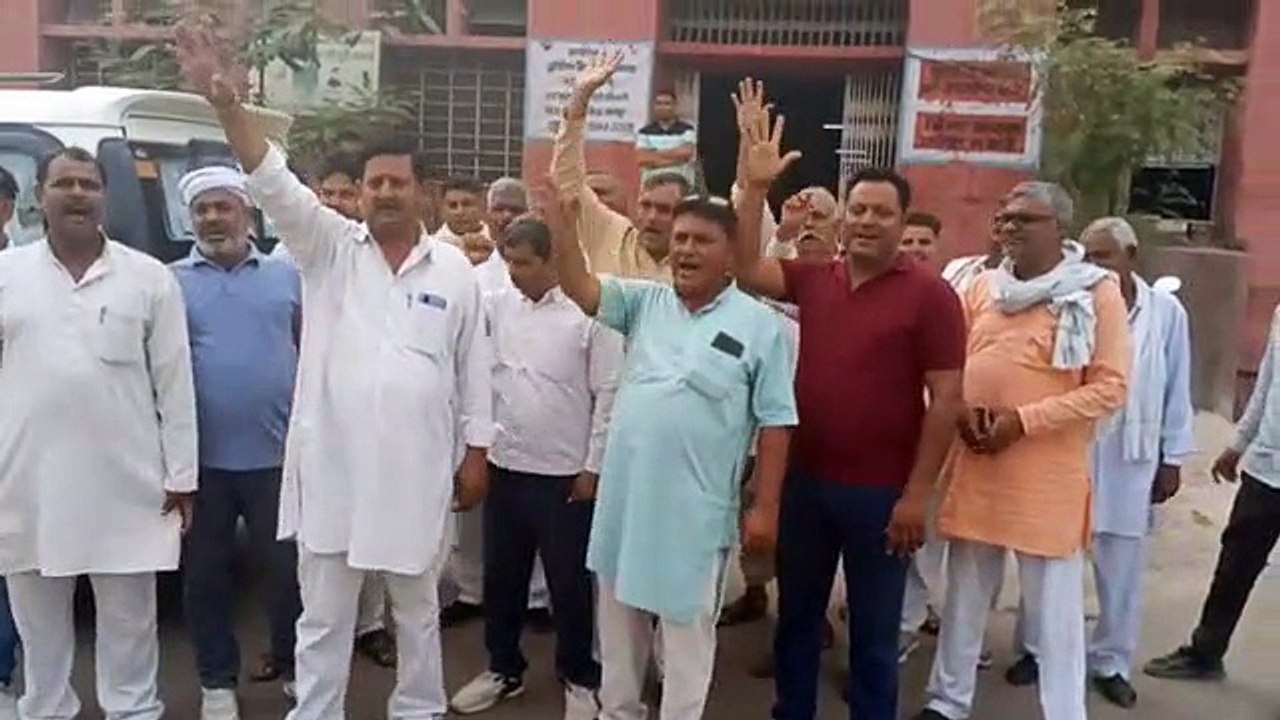 कैबीनेट मंत्री ने मिलने भेजा, सरपंचों का हंगामा