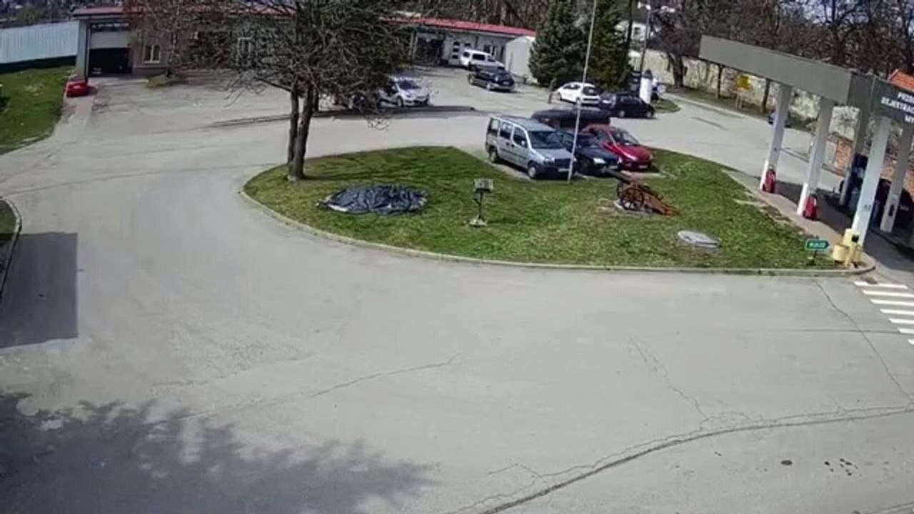 Condutor armado em piloto de drift acaba por dar de frente com o karma