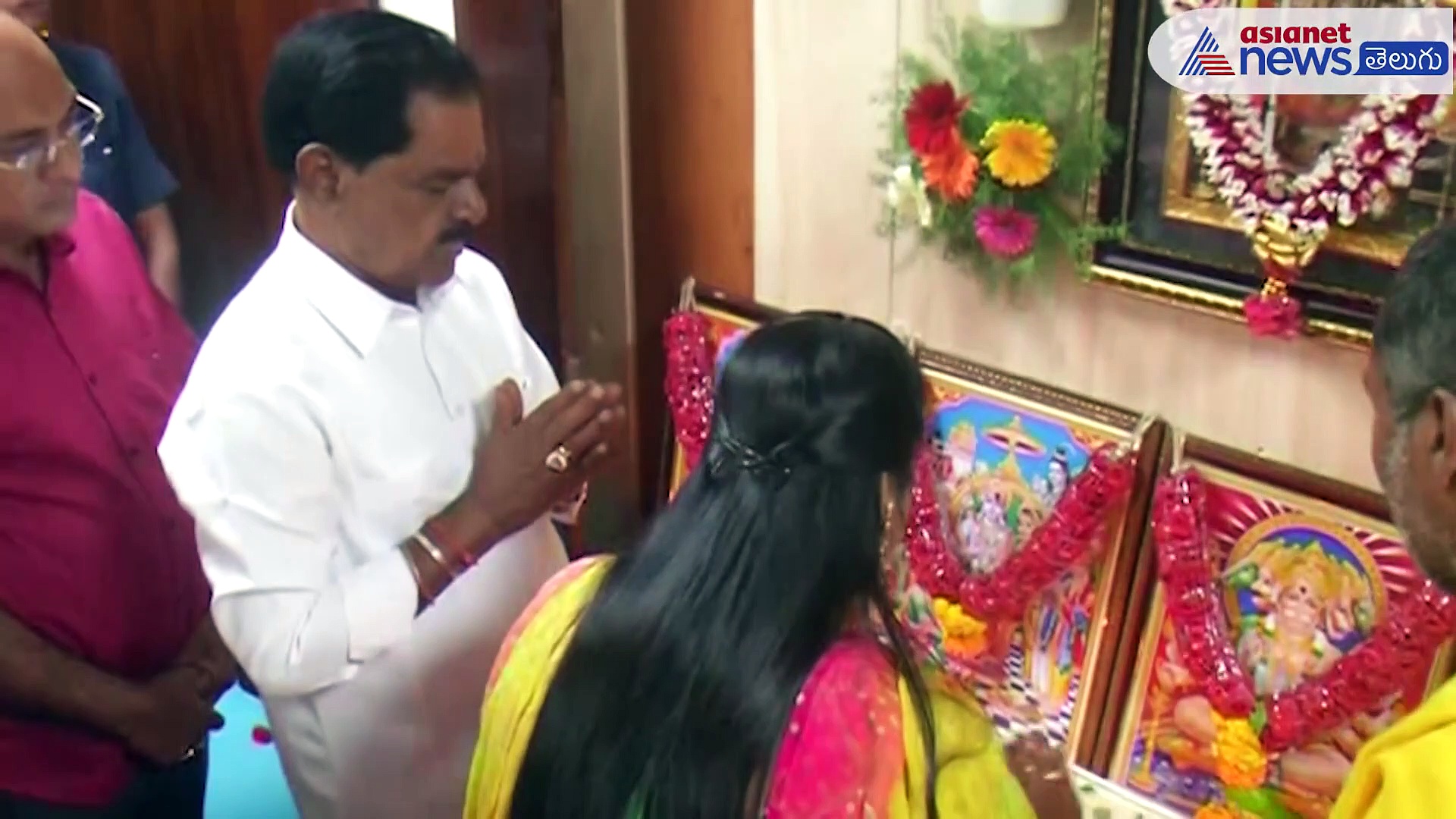 Andhra News: జగన్ ఫోటోతో చాంబర్ లో అడుగుపెట్టి... అభిమానం చాటుకున్న మంత్రి నారాయణస్వామి