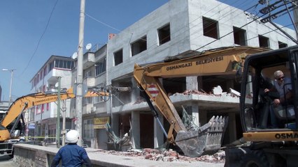 Bursa'da 3 katlı kaçak bina yıkıldı