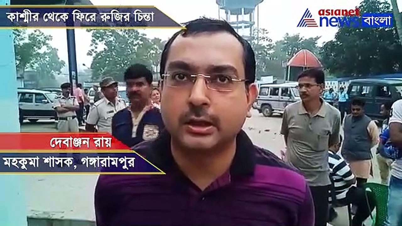 Migrant Bengali labours return their home from Kashmir