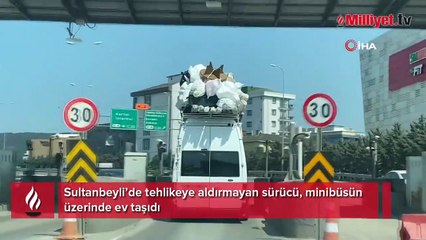 Sultanbeyli’de tehlikeye aldırmayan sürücü, minibüsün üzerinde ev taşıdı