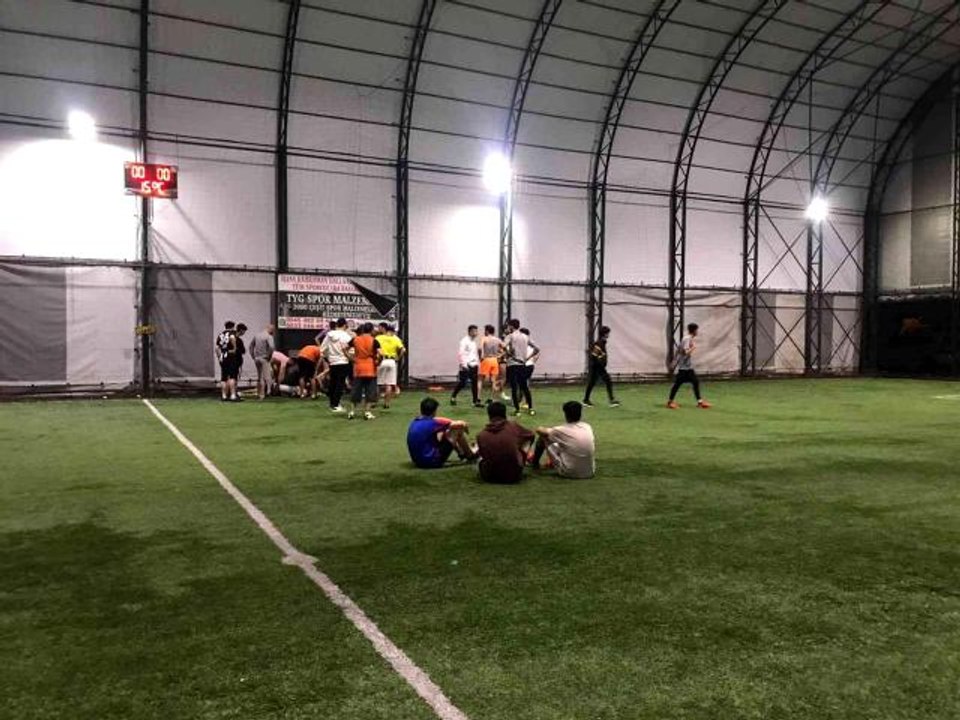 Halı sahada futbol oynarken bir anda yere yığıldı, ümitlerin bittiği noktada mucize gerçekleşti
