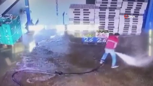 Hortumdan gelen ani su ile kendisini yerde buldu