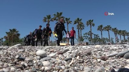 Profesör ve öğrencileri daldı, denizden takım halinde iç çamaşırı bile çıktı