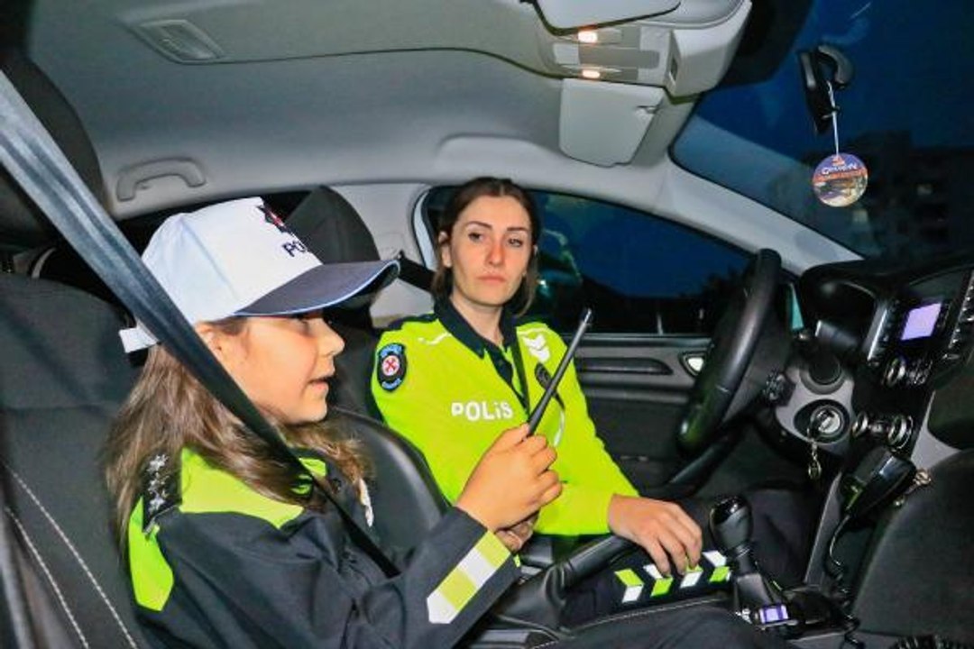 KÜÇÜK FATMA, BU KEZ POLİS TELSİZİNDEN SESLENDİ: SÜRÜCÜLERİMİZ EMNİYET KEMERİNİ TAKSIN