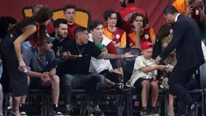 Arda Turan zor sakinleştirdi! Yıldız futbolcu tribünden çocuğuna madde atılınca çıldırdı